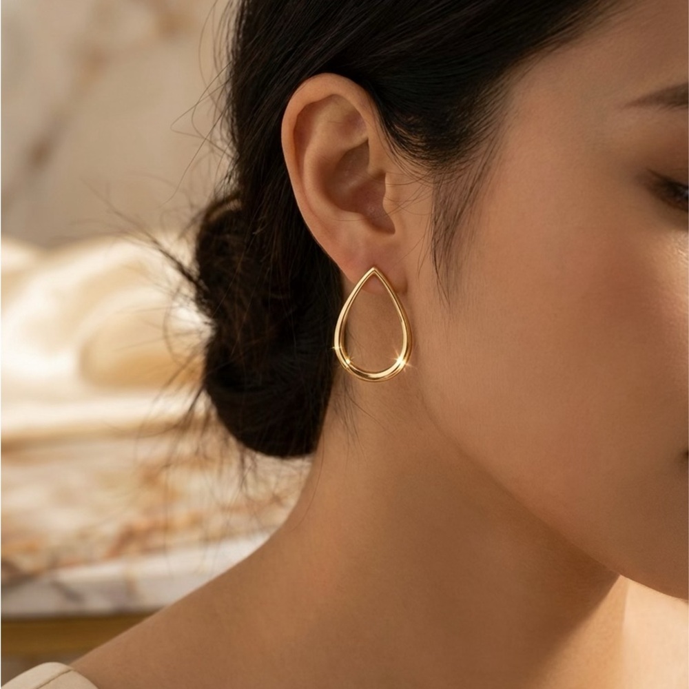 Elegant Gold Teardrop Earrings